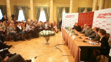 Tablo ve gazetecilerin karşısında onları popüler aktörler