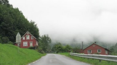 küçük köy dağlarda yolda