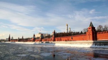 Riverside ve Moskova kremlin ve ivan duvar büyük çan kulesi