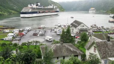 küçük geiranger Köyü limanda trafik