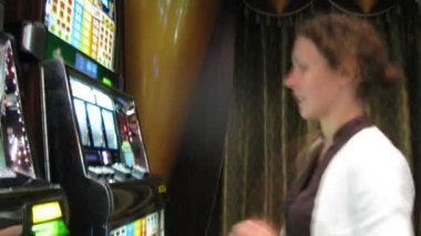 slot makinesidir Casino, zaman atlamalı, oturan kadın
