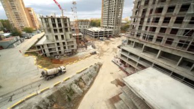los árboles están decorados con guirnaldas stand por carretera