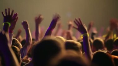 rave partisinde çok insan görmek arkadan