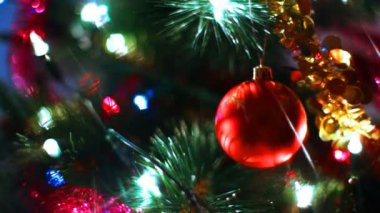 cam oyuncak top ışık ışınları Noel ağacı üzerinde arasında yanıp sönen çelenk yansıtır.
