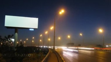 yol yol kenarında büyük beyaz tanıtım kurulu