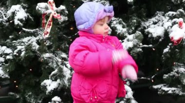 küçük kız bir yandan diğerine mittens temizlemek için beat