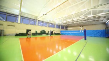 adam geldi ve okul spor salonu içinde ışığı kapatmak