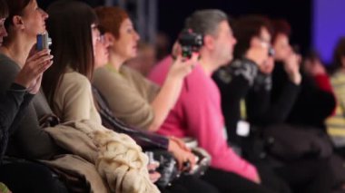 seyirci catwalk izlemek ve Moskova premiere fotoğraf toplama yapmak