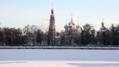 setin kışın ağaçlar arasında Novodevichy Manastırı
