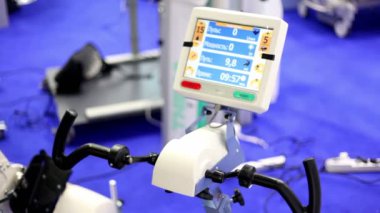 Tıbbi eğitim simülatörü sergi üzerinde çalışıyor