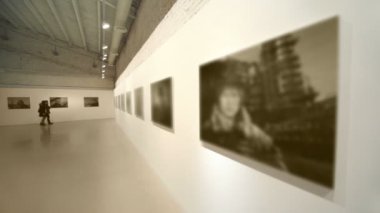 boş odada fotoğraf sergisinde iki kız yürümek