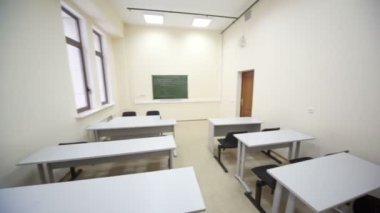 ahşap okul sıraları ve basit siyah sandalye boş sınıfa