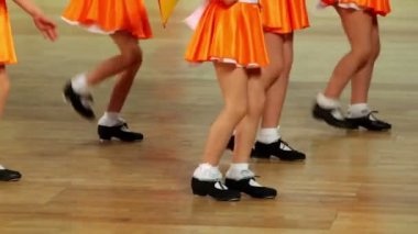 Beş kız ayakkabı musluklar ve turuncu etek dans dokunun