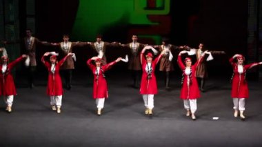 erkek ve kız beyaz kostümleri sahnede dans