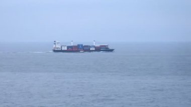 açık denizde, zaman atlamalı yalnız yük gemisi