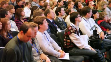 dinleyicileri salondaki dikkatle konferanslar ve yazma hor