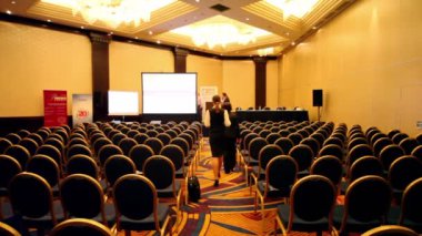 insanlar boş konferans Salonu'nda molası sırasında yürüyüş.