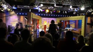 aktörler, film ekibi ve seyirciler salonda televizyon programı başlangıç için hazırlamak