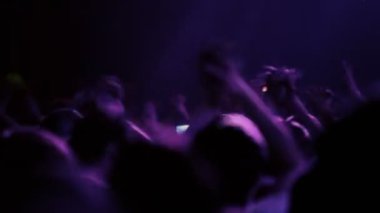 birçok insan rave partisine alkışlar