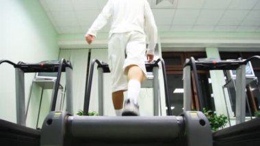 adam hızla büyük salonunda treadmill gider.