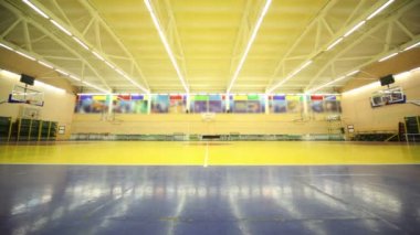 içi mavi sarı okul spor salonu ışıkları