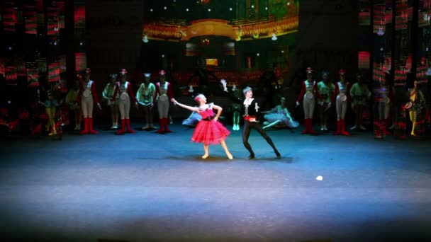 Chłopak i dziewczyna taniec na scenie na koncert pierwsza międzynarodowa Olimpiada języka rosyjskiego — Wideo stockowe