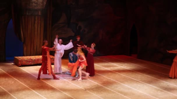グループの俳優はロミオとジュリエットのバレエを踊る — ストック動画