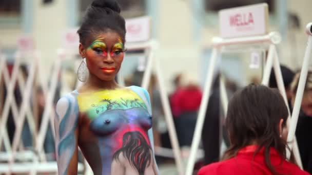 Artista hace bodyart para afro girl en XVII Festival Internacional de Belleza 2010 — Vídeo de stock