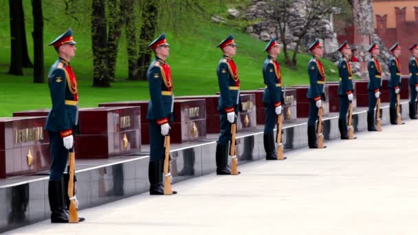Několik vojáků s bloky tmavě červený porfyr kapsle s vozovkou hrdina citys — Stock video