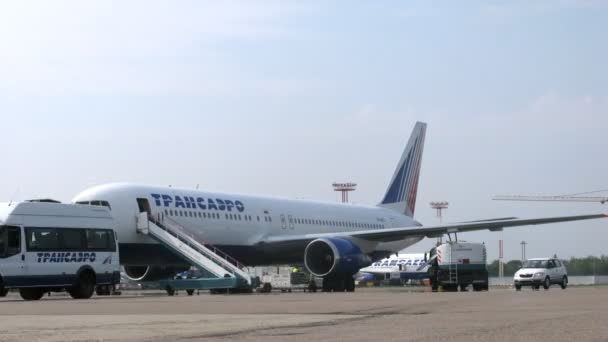 Werknemers van de luchthaven van controleren technische conditie van vliegtuig transaero — Stockvideo