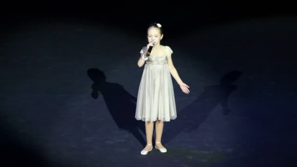Dziewczyna czyta wiersz b. Okudżawa na koncert — Wideo stockowe