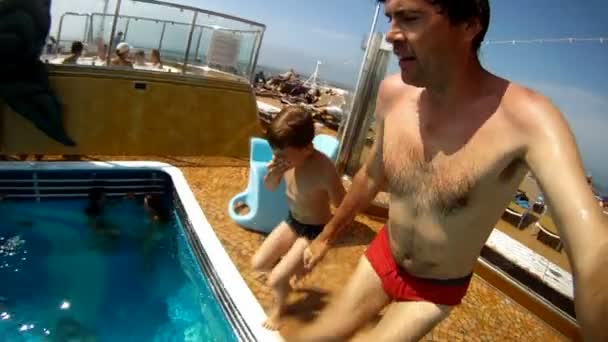 Fils avec père sauter dans la piscine sur le bateau de croisière — Video