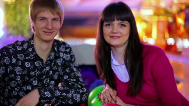 Garçon et fille sourire et puis prendre des boules de bowling — Video