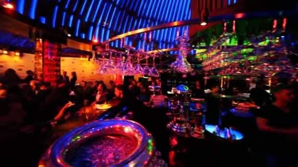 Mensen in imperia clublounge in de buurt van verlichte bar — Stockvideo