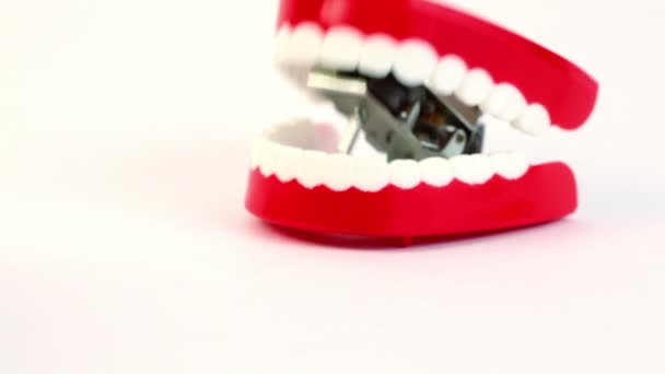 Big toy jaw clicks his teeth, and then the small one jump from out of screen — Stock Video