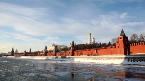 Riverside en de muren van het kremlin van Moskou en ivan grote klokkentoren — Stockvideo