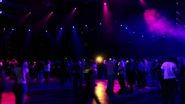 Foule à la fête de rave, vue de derrière — Video