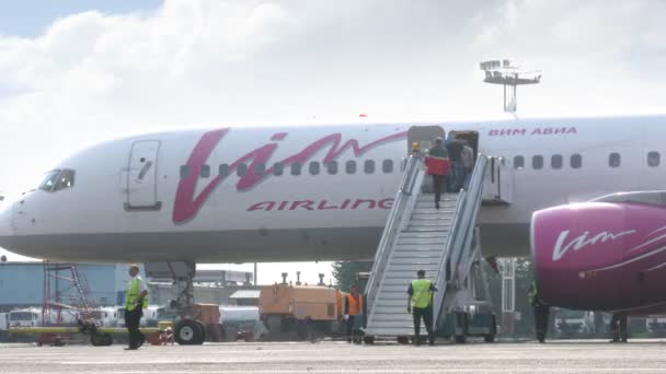 Pasajeros a bordo del avión VIM-AVIA en el aeropuerto de Domodedovo — Vídeos de Stock