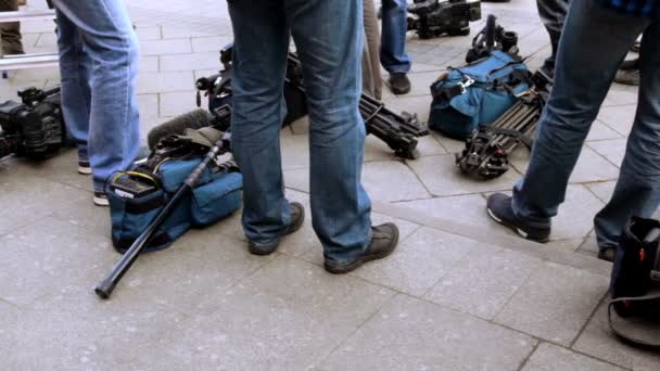 Equipo de televisión yacía en el suelo cerca de los operadores piernas — Vídeo de stock