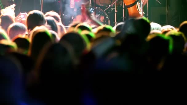 Mucha gente aplaude en concierto, vista desde atrás — Vídeo de stock