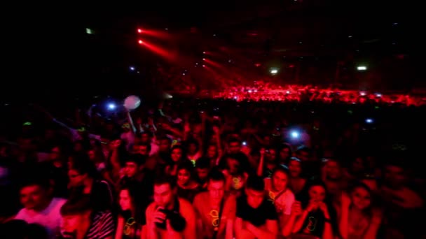 Mucha gente baila en fiesta rave — Vídeo de stock