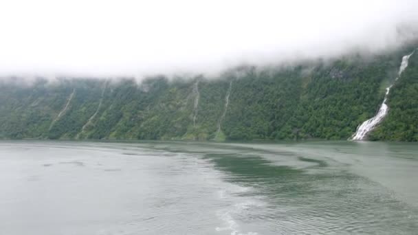 Fjord sombre recouvert de brouillard blanc, laps de temps — Video