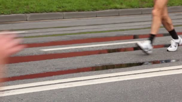 Homem pernas nuas correr em sapatos de corrida no asfalto — Vídeo de Stock