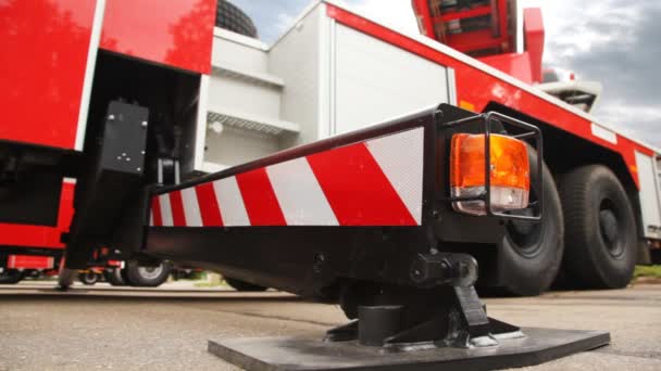 Foten av stöd av brandbil med sidoutsikt mot ljus alarm system — Stockvideo