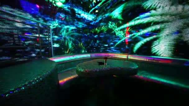 Mesa y sofá en discoteca con iluminación led brillante en las paredes — Vídeos de Stock