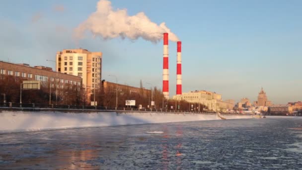 Central térmica en el río Moscú — Vídeo de stock