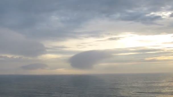 Mooie avond luchtruim boven kalme zee, time-lapse — Stockvideo