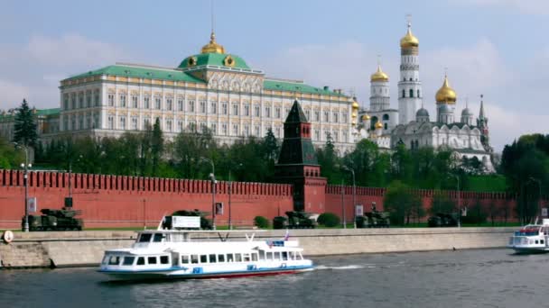 Antiaircraft motorcade ride by quay of Moscow Kremlin, ships sail down the river — Stock Video