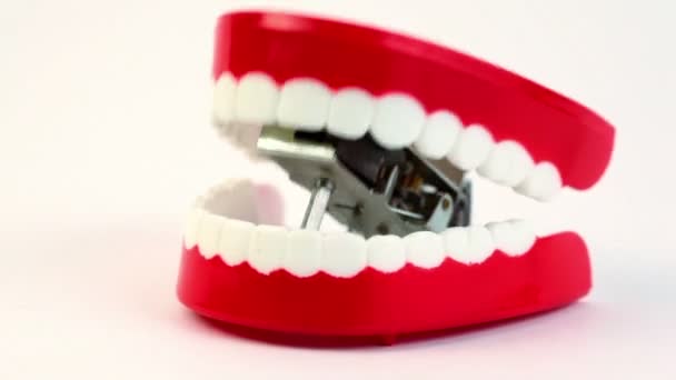 Gros jouet mâchoire claque ses dents, puis ralentir et arrêter 