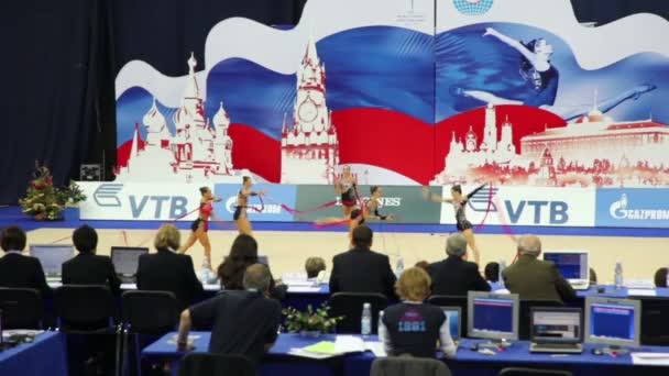 Presentatie van gymnasten met linten in ritmische gymnastiek Wereldkampioenschappen — Stockvideo